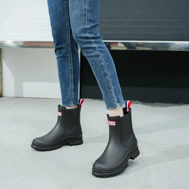 1 Pair of Women's Short Rain Boots Pvc Non-Slip Water Shoes Outdoor Waterproof Shoes Women's Fashionable Water Boots
