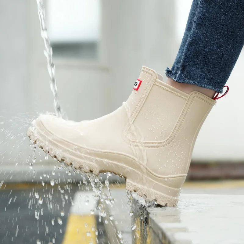 1 Pair of Women's Short Rain Boots Pvc Non-Slip Water Shoes Outdoor Waterproof Shoes Women's Fashionable Water Boots